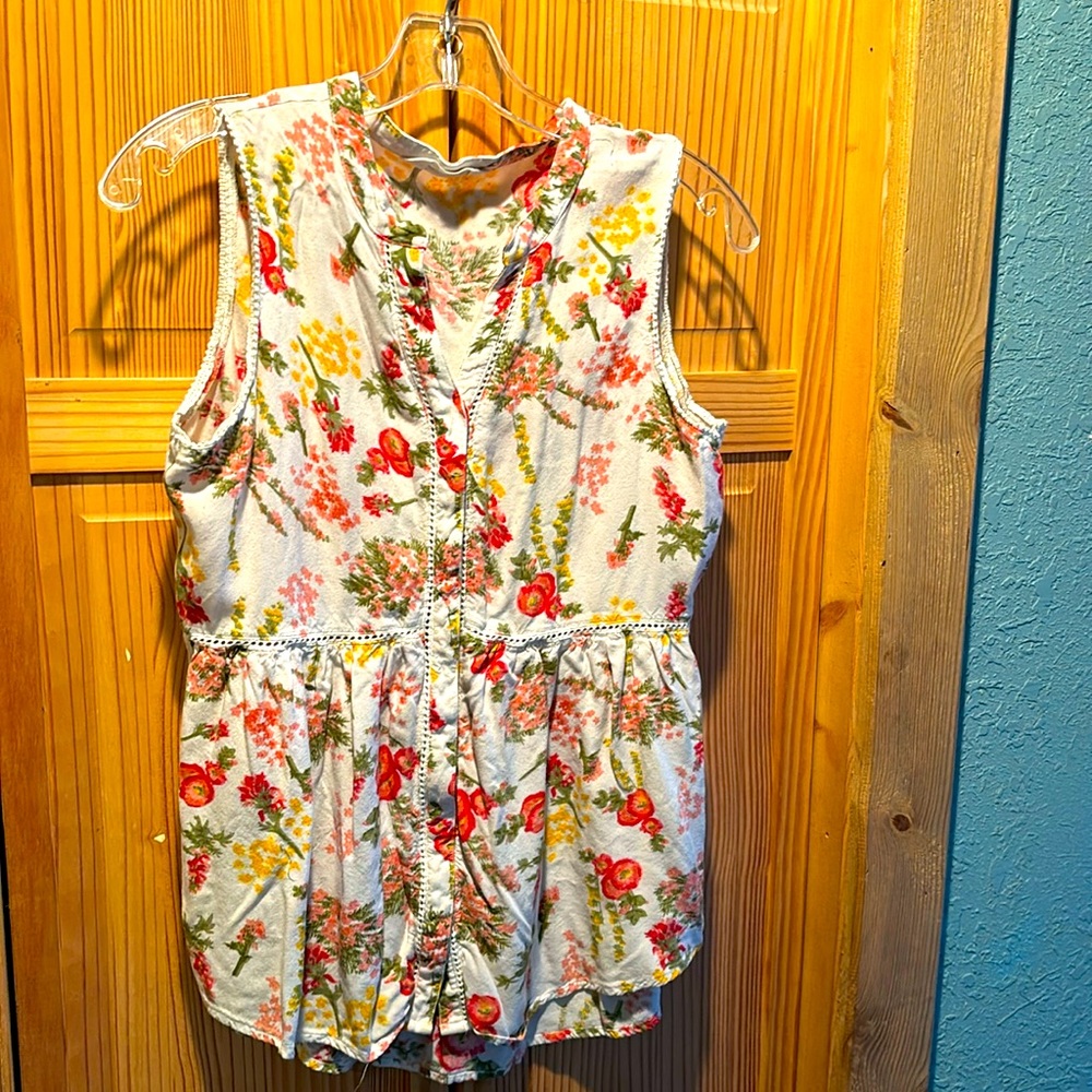 Women’s sleeveless floral button up shirt